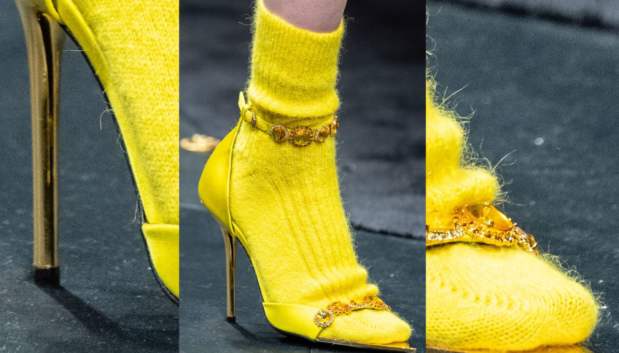 Толстые пушистые носки в сочетании с босоножками снова в моде осенью 2019