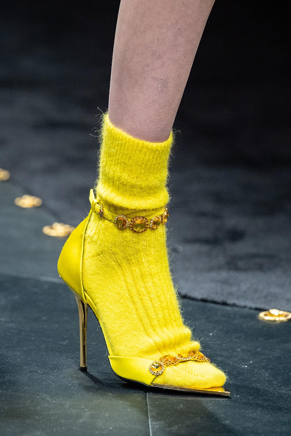 Ярко-жёлтые пушистые носки с золотисто-жёлтыми босоножками. Versace Fall-2019