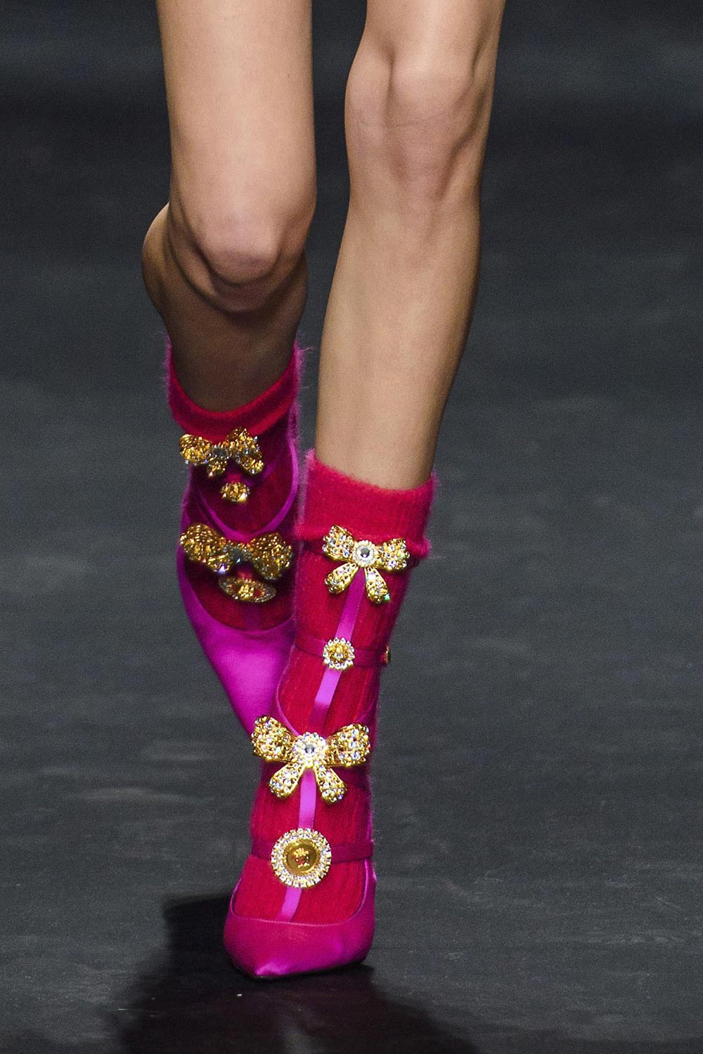 Розовые пушистые носки в сочетании с туфлями. Versace Fall-2019