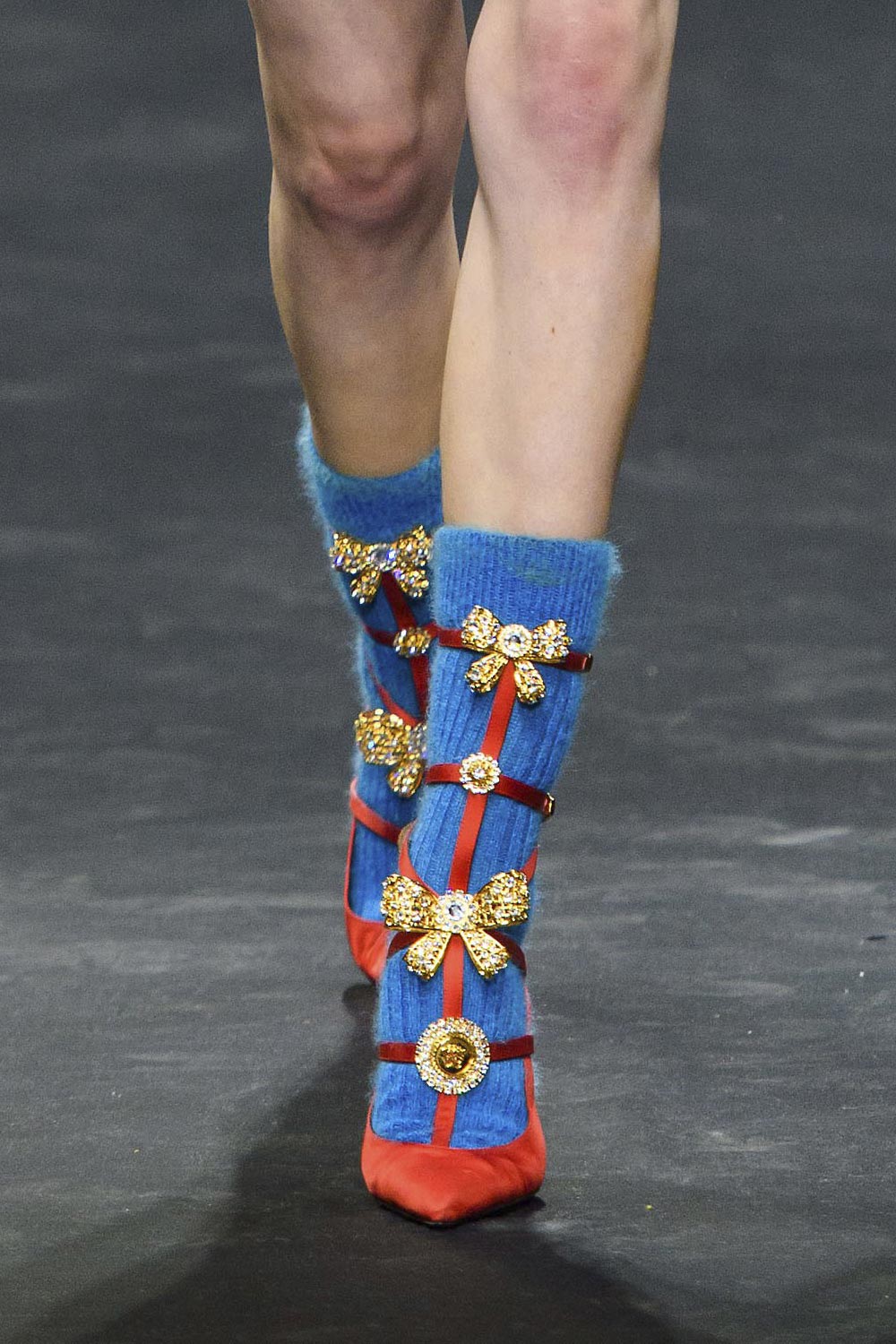 Пушистые голубые носки и алые туфли. Versace Fall-2019