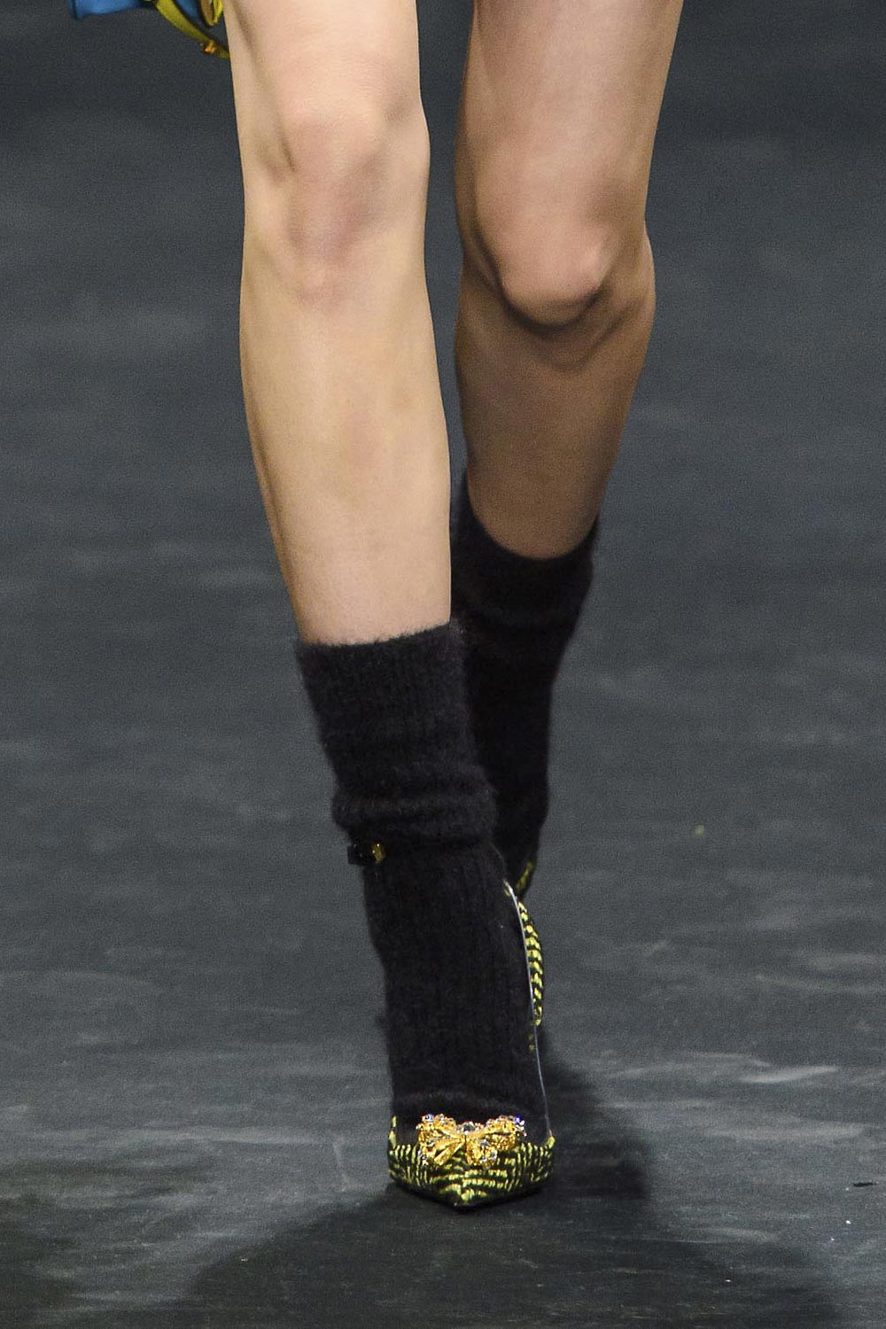 Чёрные пушистые носки и туфли. Versace Fall-2019