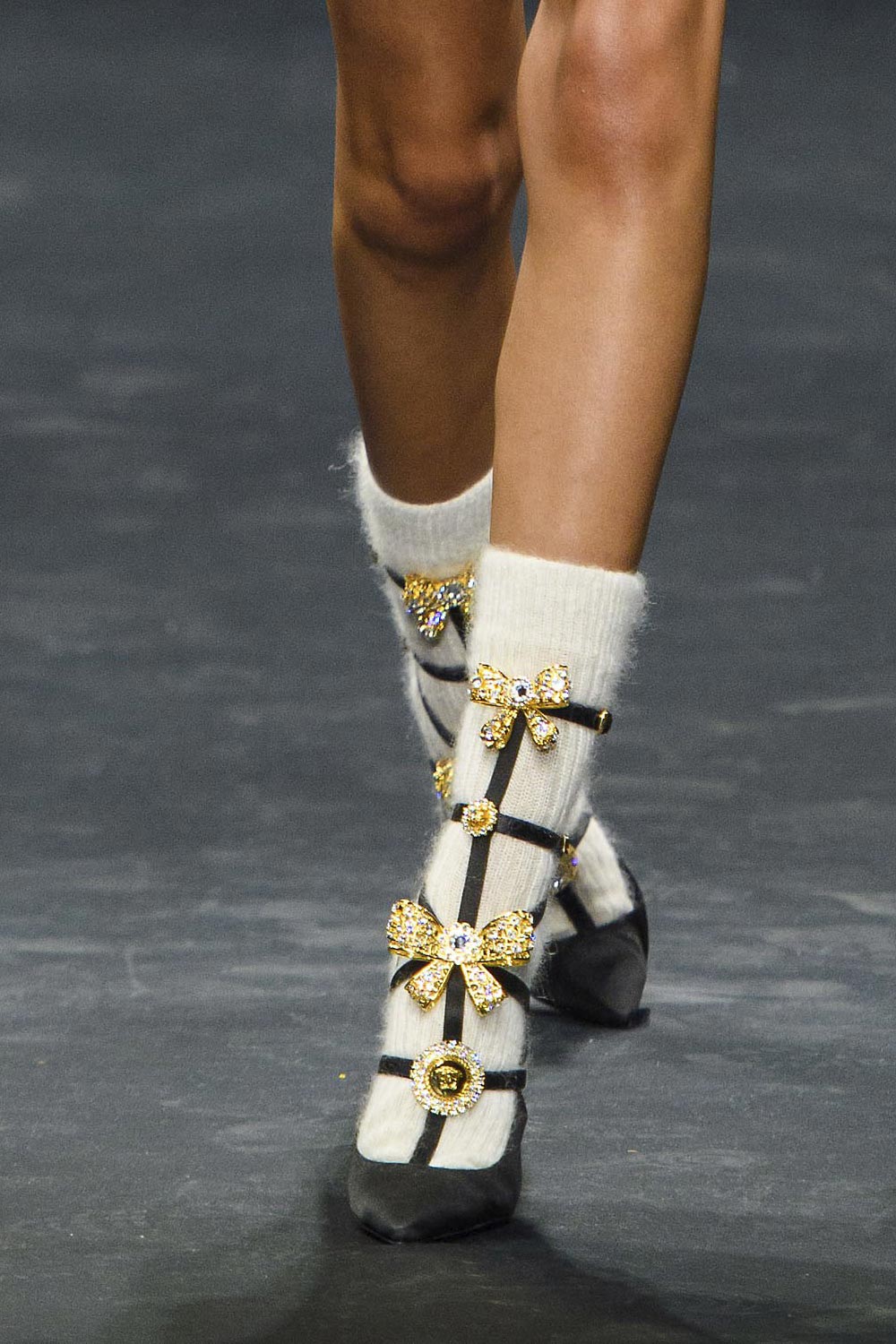 Белые пушистые носки с чёрными туфлями. Versace Fall-2019
