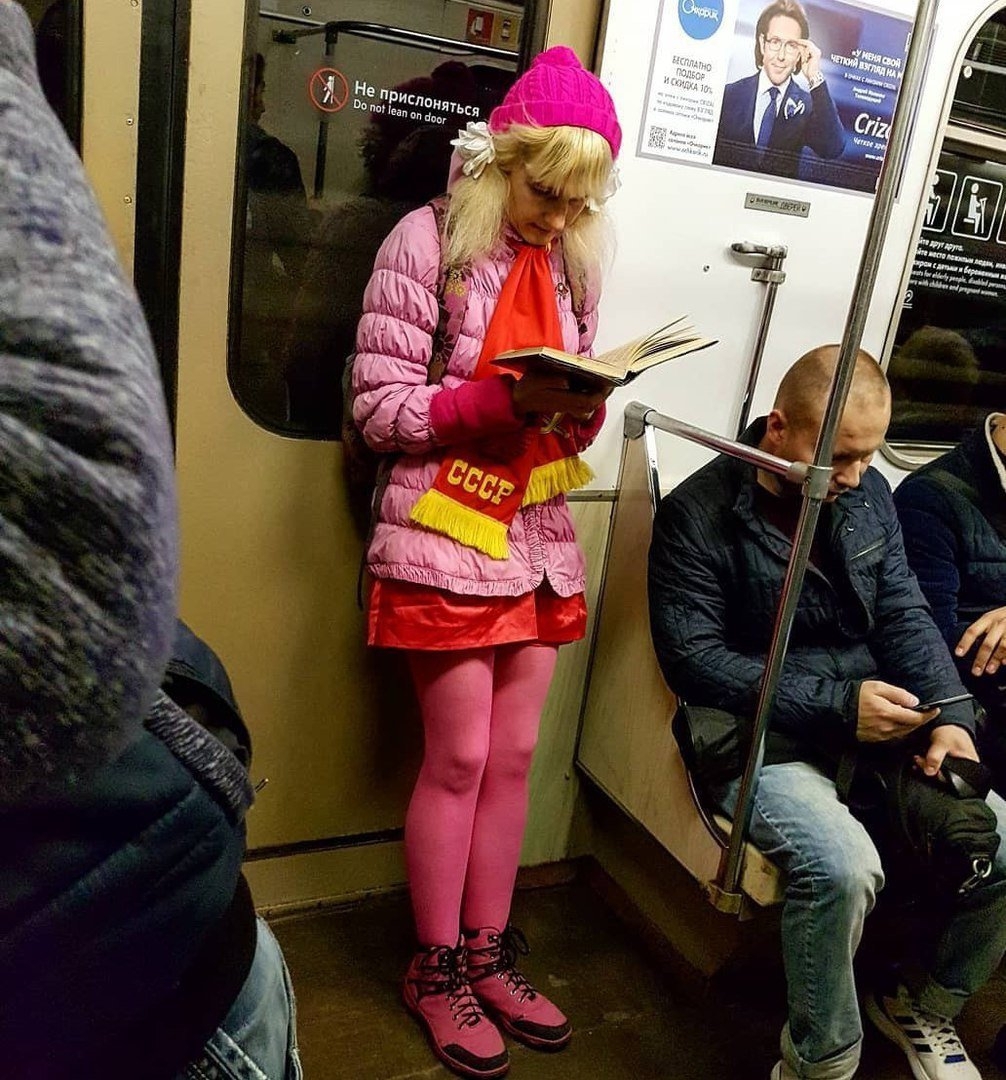 Бабушка в колготках фото. Бабка в метро. Бабка в розовом в метро. Девушка в розовом в метро. Модная бабуля в метро.