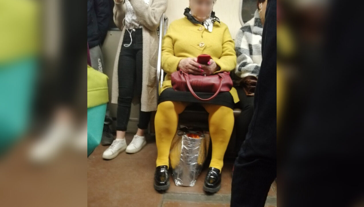 В Новосибирске обсуждают «бабушку Майю» в жёлтых колготках и других необычно одетых пассажиров метро