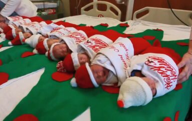Новорожденных детей отправляют домой в рождественских носках