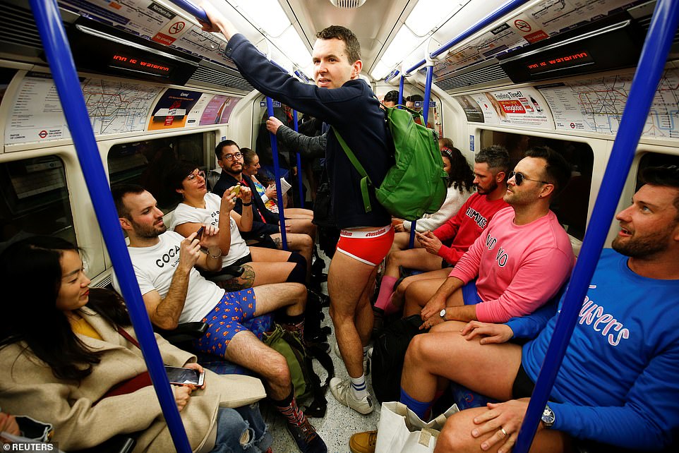 Сотни лондонцев разделись до нижнего белья для ежегодного No Pants On The Tube Day