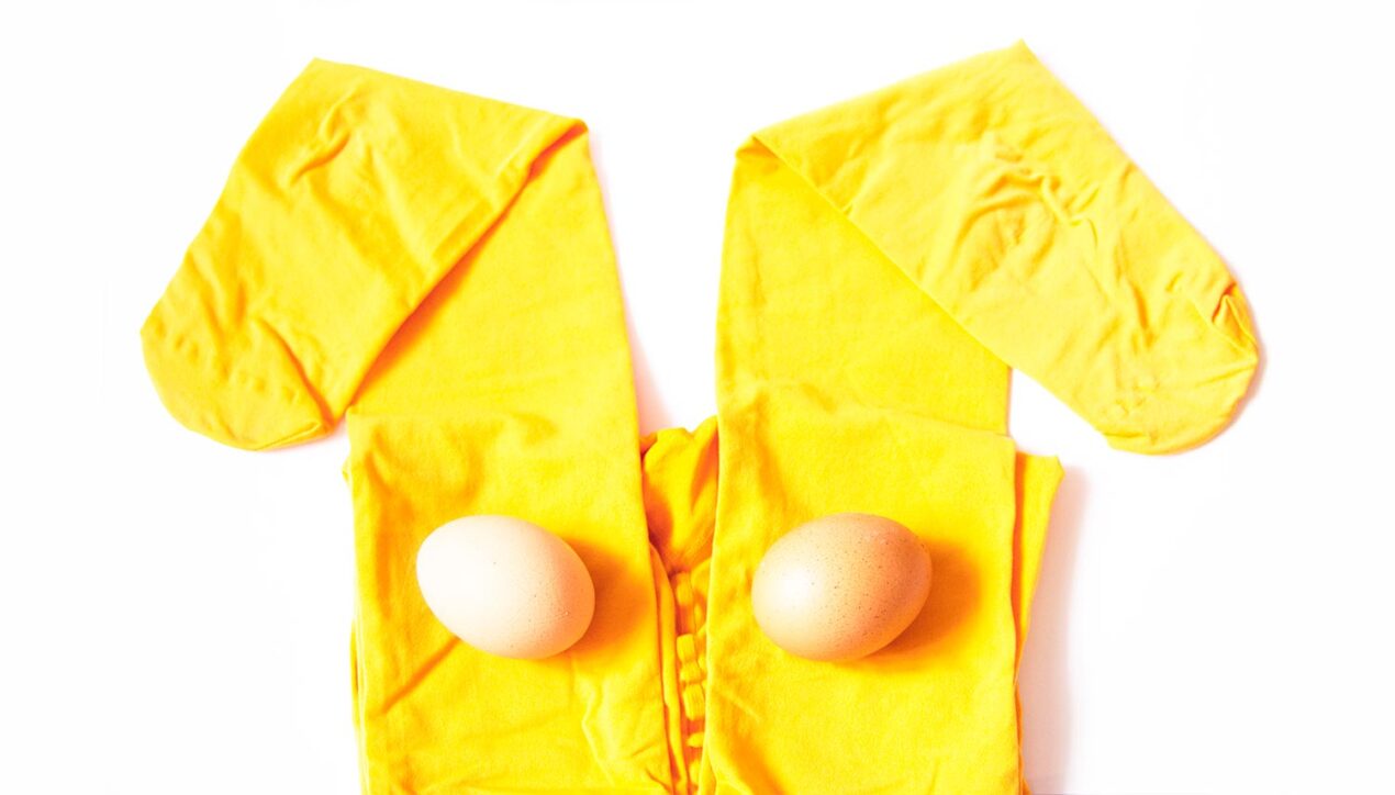 Колготки с яйцами: модное мраморное окрашивание с непредсказуемым результатом