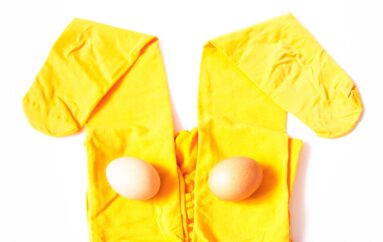 Колготки с яйцами: модное мраморное окрашивание с непредсказуемым результатом