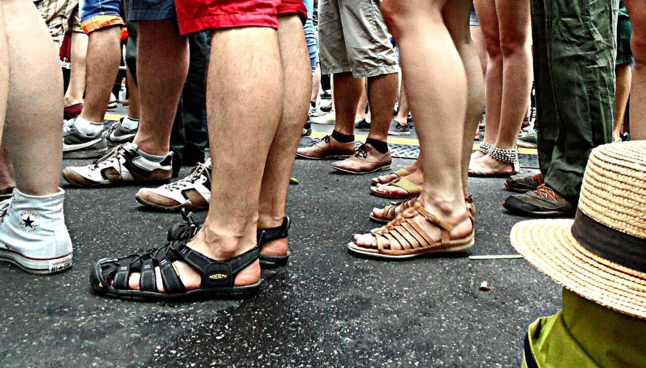 Артемий Лебедев: «Носить сандалии без носков могут только полные му*, которые наслаждаются мерзкой сыростью собственных пяток»