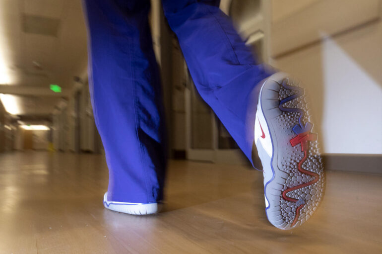Nike жертвует 95 000 пар носков работникам здравоохранения