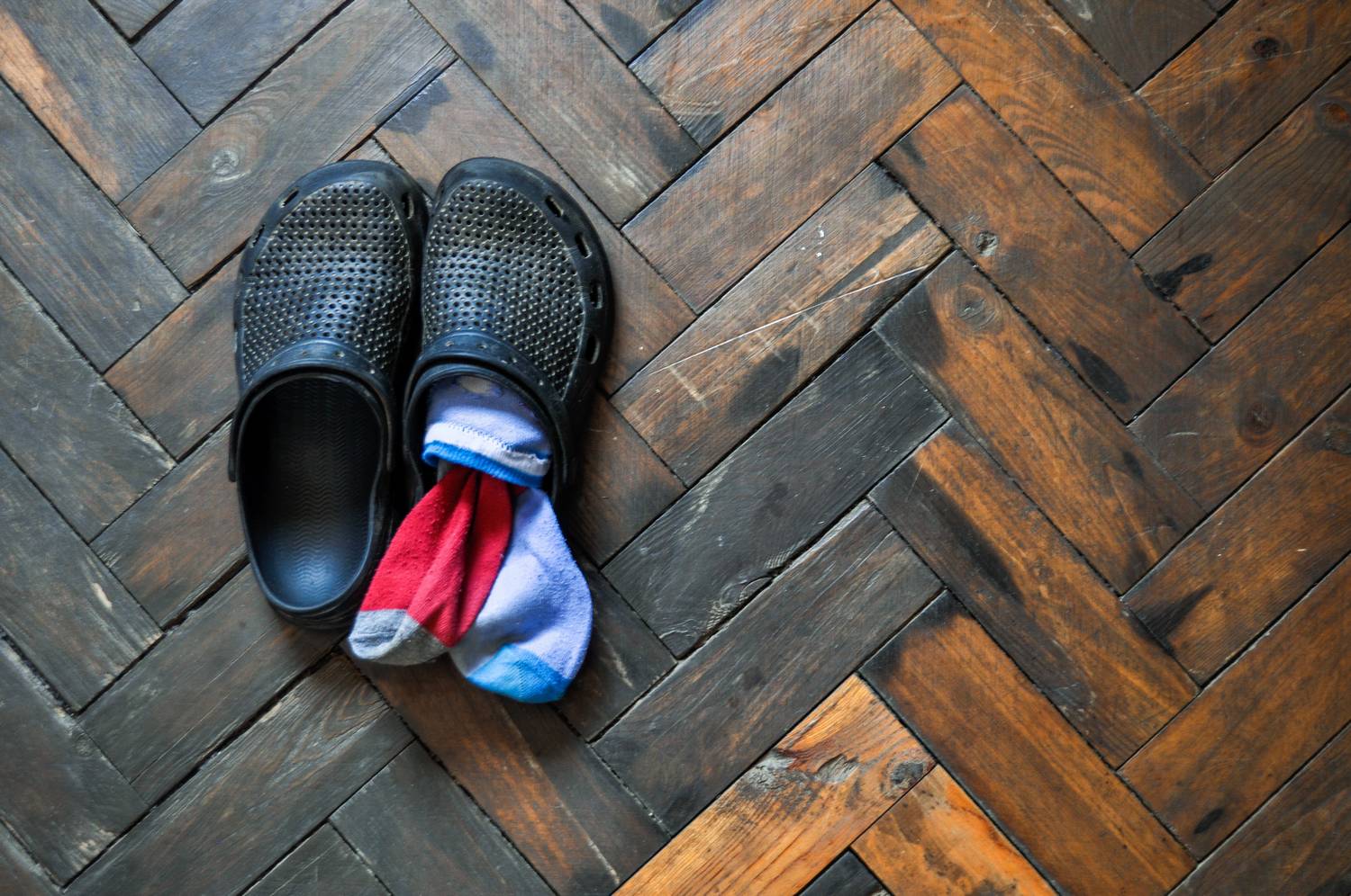 4 способа отучить от привычки разбрасывать грязные носки