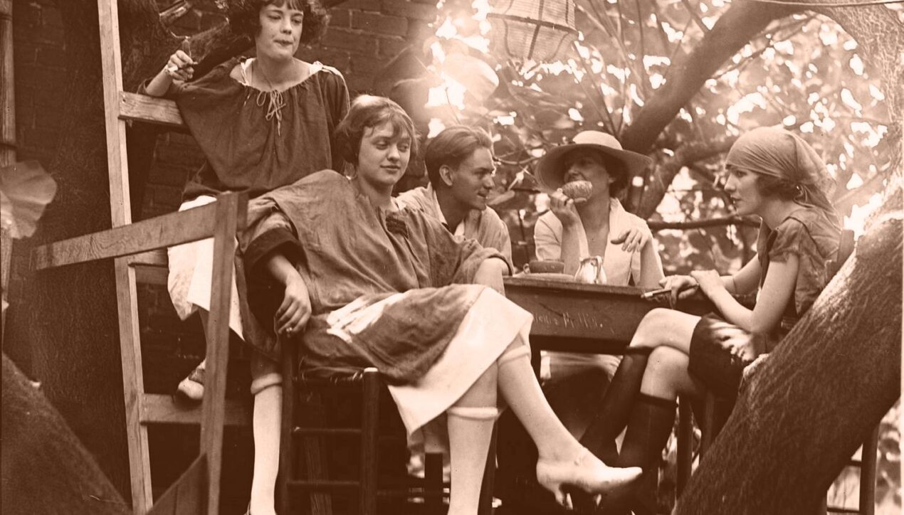 Как было модно носить чулки в 1920-х