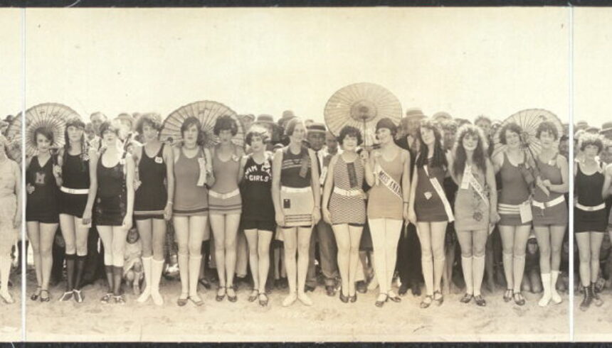 Конкурс купальных костюмов 1925 года - появляются модели с поясом.