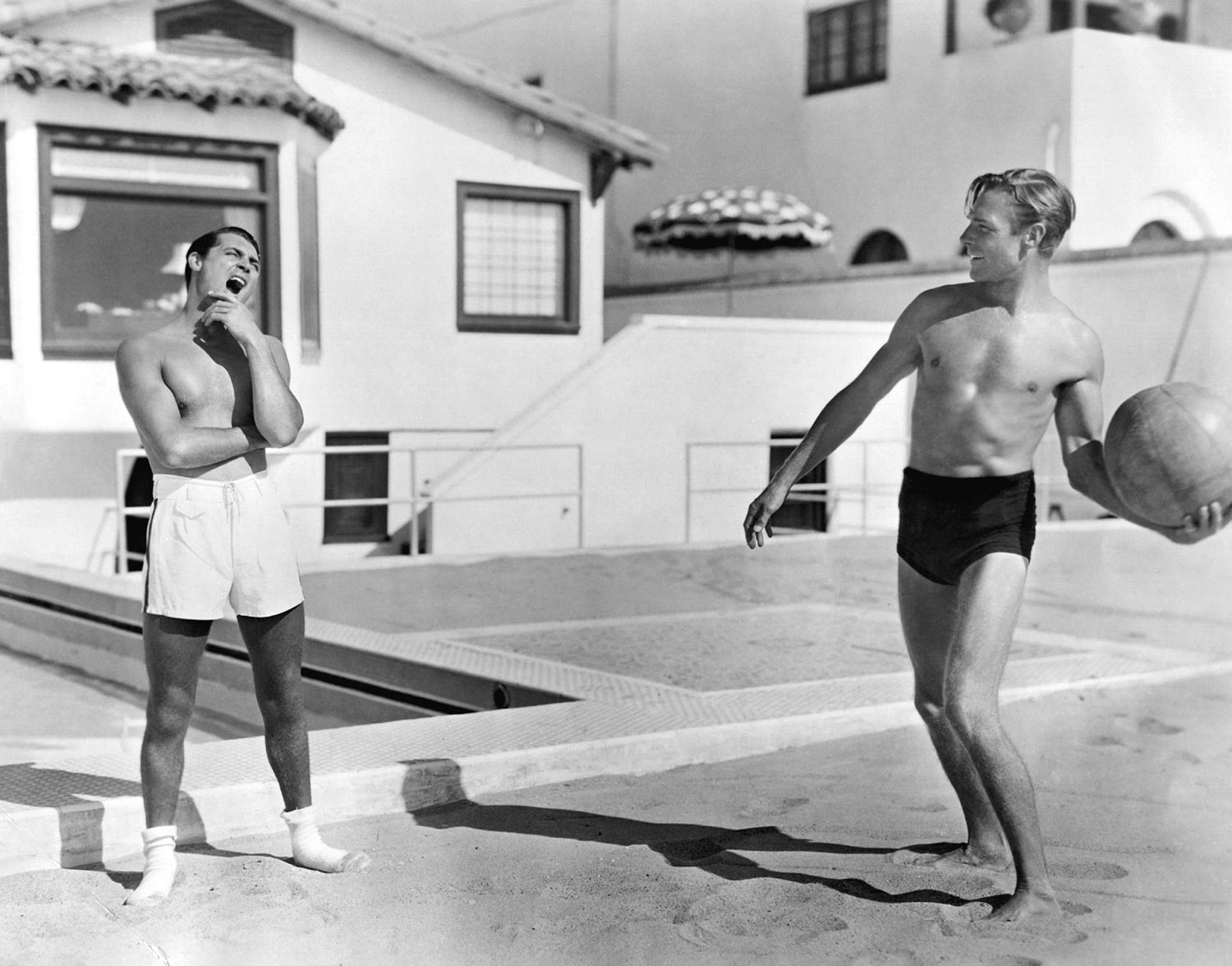 Cary Grant в пляжных носках (слева)