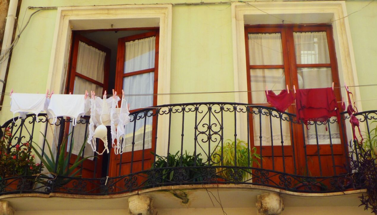 Почему нельзя сушить бельё на балконе