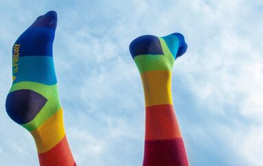 «Разве так можно!»: St.Friday Socks выпустили коллекцию радужных носков 🌈