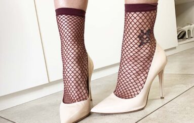 Избежать мозолей и быть в тренде: стилист Мария Леонова рекомендует носить необычные носочки