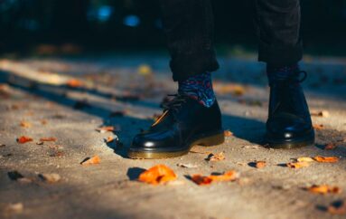 Гардеробная арифметика: как носить актуальные яркие носки