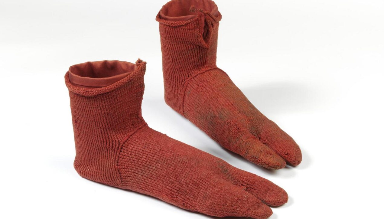 Одни из самых древних носков не связаны и не сшиты, а выполнены в технике нольбиндинг