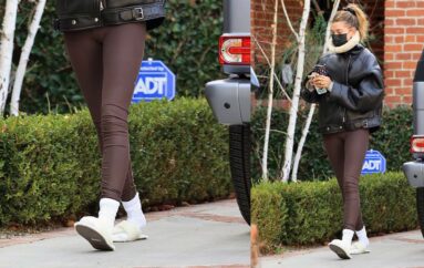 Хейли Бибер дополнила уличный зимний аутфит пушистыми тапочками и белыми носками