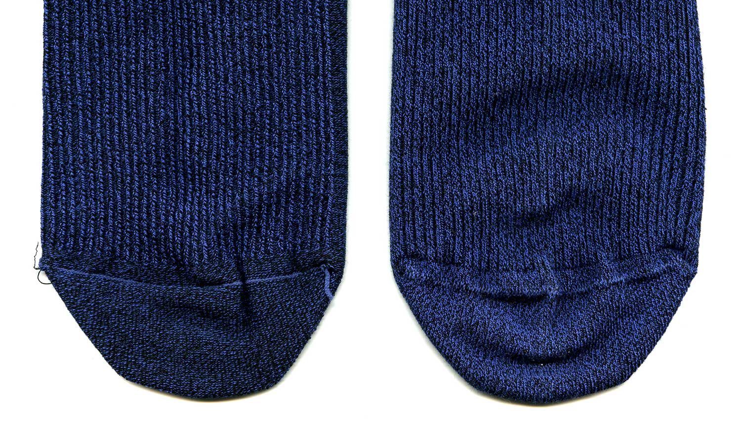 Мыски носков Omsa 301 Comfort, выполненных по технологии hand linking: изнанка (слева) и лицевая сторона (справа) ©bracatuS