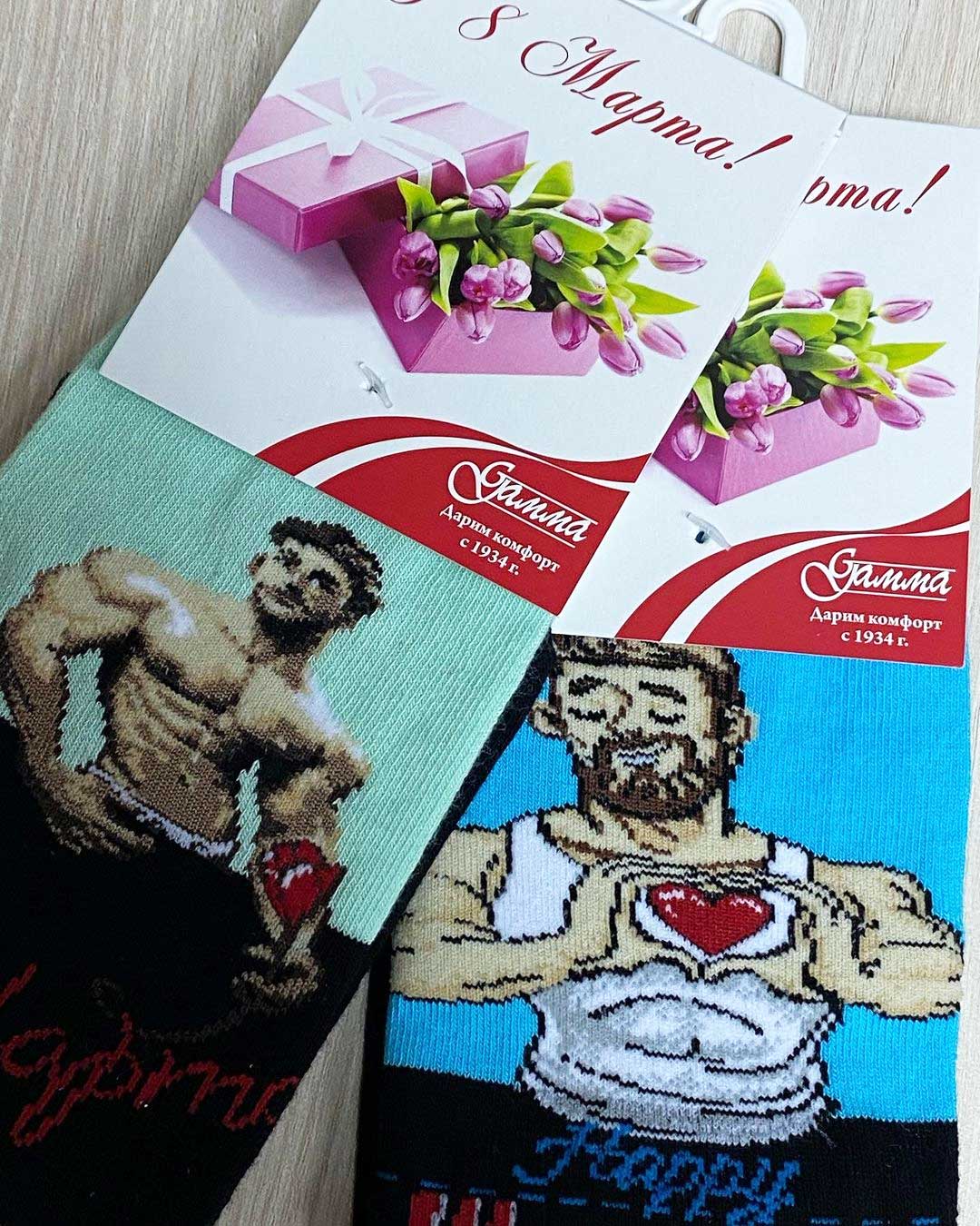 Подарочные носки к 8 марта с изображением мускулистых мужчин
