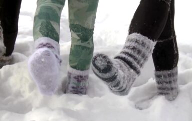 Устав от COVID-ограничений, финны бегают по глубокому снегу в носках