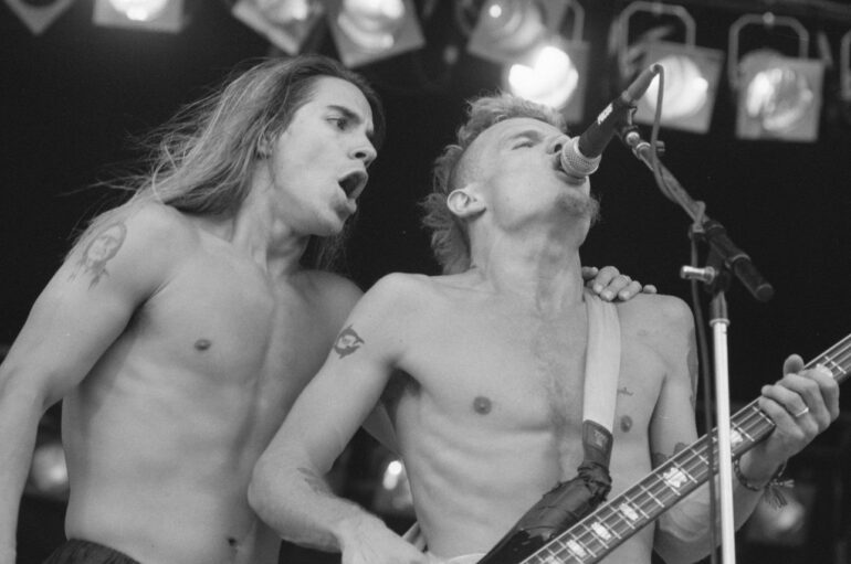 Как Red Hot Chili Peppers стали знаменитыми благодаря лишь одним носкам