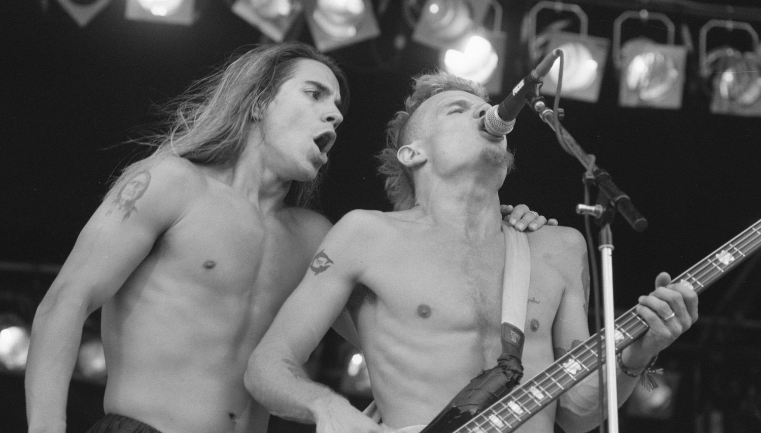 Как Red Hot Chili Peppers стали знаменитыми благодаря лишь одним носкам - b...