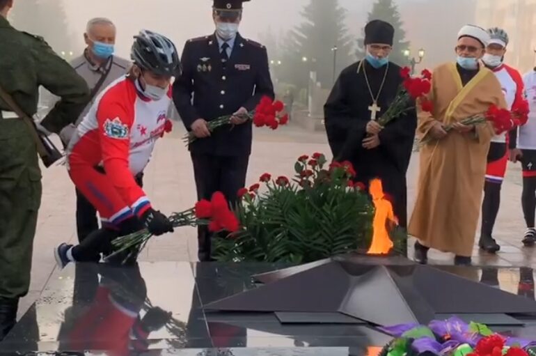 «Как можно в таком виде приходить на такое мероприятие?!»: глава Тобольска в костюме велосипедиста возлагал цветы к обелиску «Вечный огонь»