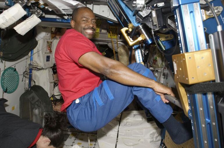 НАСА и Tide собираются начать стирать носки в космосе