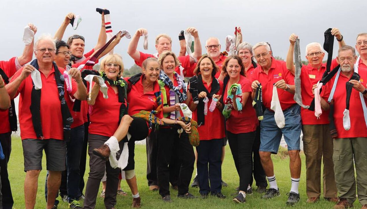 «SOS — Спасите наши носки»: ротари-клуб Port Macquarie West решил собрать 100 000 носков и развесить на бельевой верёвке длиной 10 000 метров