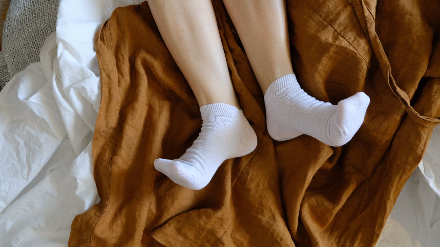 😴 К чему снится Надевать носки женщине. Значение сна в соннике NeoLove