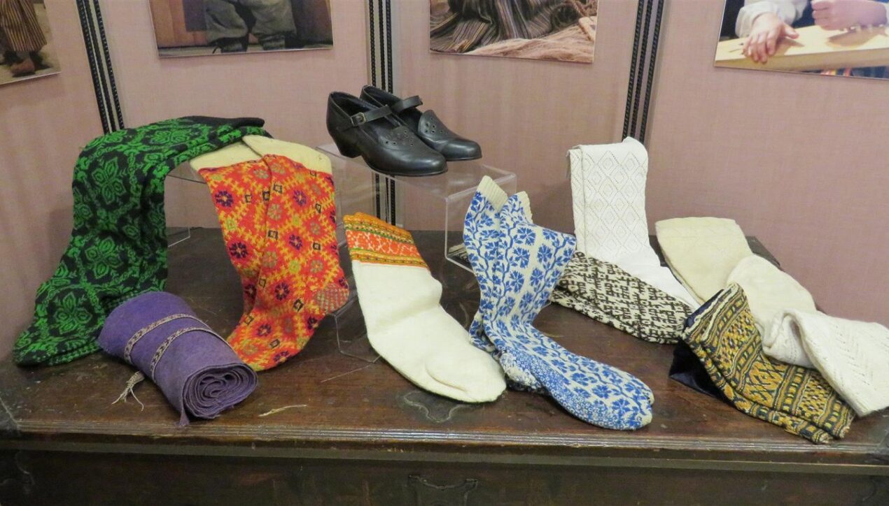 «Намотанная ткань делала ноги визуально толще, то есть показывала женскую красоту»: в Лиепайском музее проводится выставка «Туфли, лапти, пасталы»