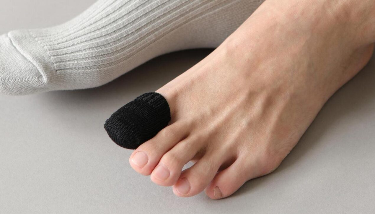 Японская компания создает крошечные носочки для большого пальца ноги