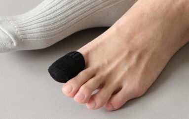 Японская компания создает крошечные носочки для большого пальца ноги