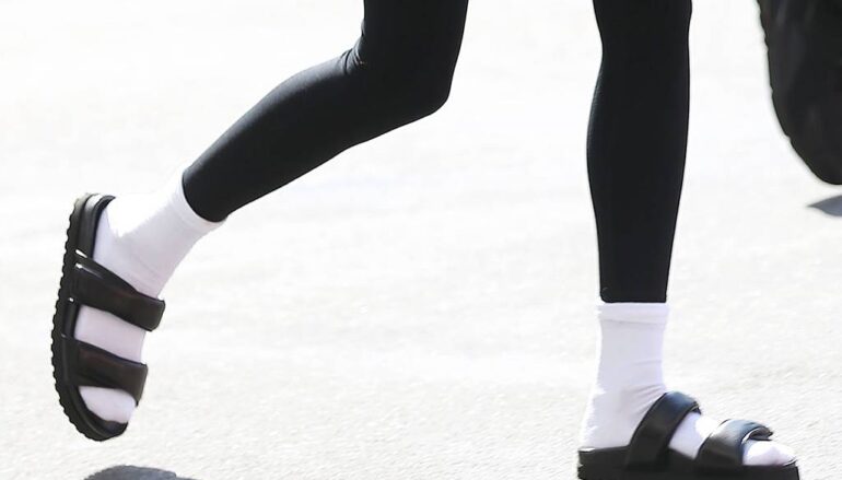Хейли Болдуин выбрала спорное сочетание: носки и шлёпанцы