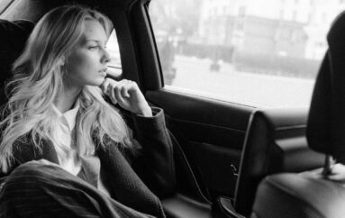 Эксперт по этикету Альбина Холгóва: «Деловой этикет не запрещает колготки чёрного цвета»