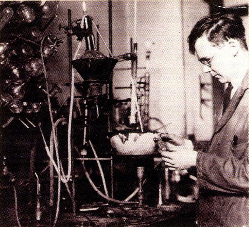 Уоллес Карозерс в своей лаборатории на экспериментальной станции компании DuPont близ Уилмингтона, штат Делавэр.