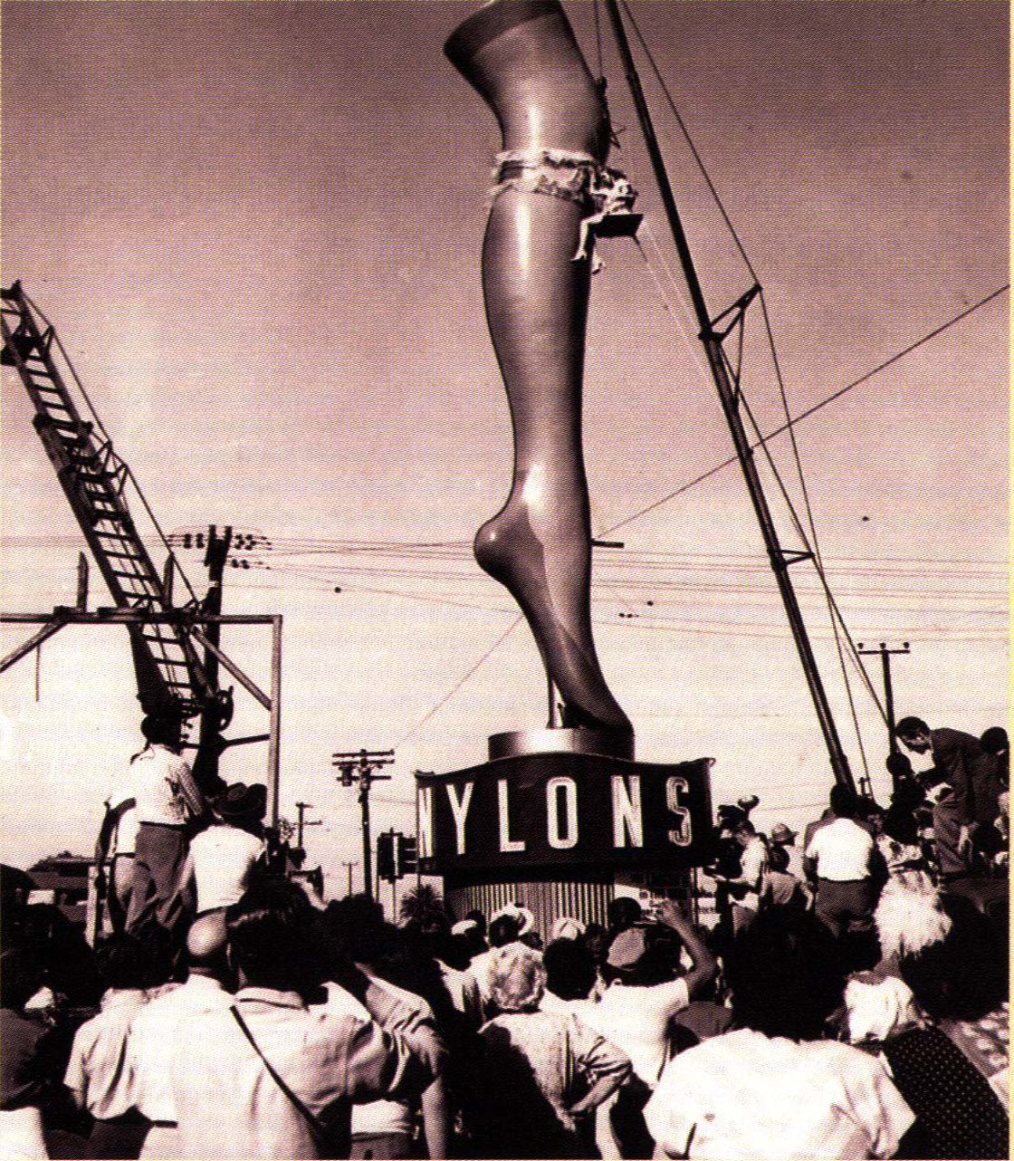 Для продвижения нейлона компания DuPont установила в Лос-Анджелесе двухтонный нейлоновый чулок высотой 35 футов. Актриса Мари Уилсон, чья нога, как говорят, была моделью для показа, машет фотографам с импровизированного стула.