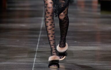 Fendi вводит в моду колготки с рисунком отпечатков губ
