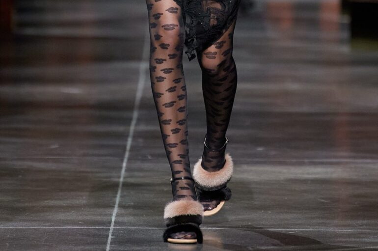 Fendi вводит в моду колготки с рисунком отпечатков губ