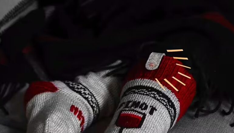 Netflix предложил концепцию «умных носков», которые смогут останавливать просмотр, если хозяин засыпает