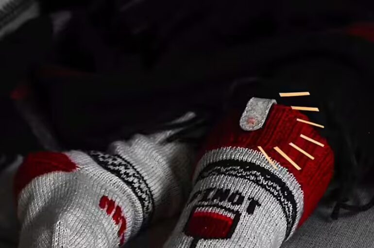 Netflix предложил концепцию «умных носков», которые смогут останавливать просмотр, если хозяин засыпает