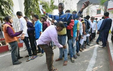 Индия: студентам разрешили сдавать экзамены в носках
