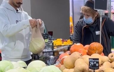 Украина: в магазине пранкер сложил помидоры в носок, а капусту упаковал в женские колготки