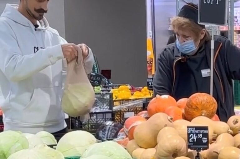 Украина: в магазине пранкер сложил помидоры в носок, а капусту упаковал в женские колготки