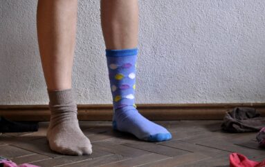 Личная дилемма: комфортно ли носить непарные носки?