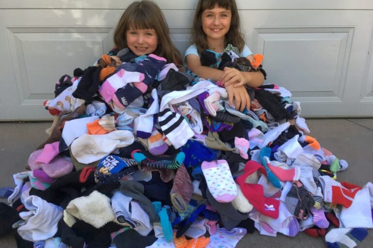 «Это наш мусор, наша проблема»: сестры из Канберры решили спасти 10 000 носков от попадания на свалки