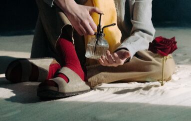 США: Радиостанция Висконсина призывает надеть красные туфли и носки в Национальный день красной одежды